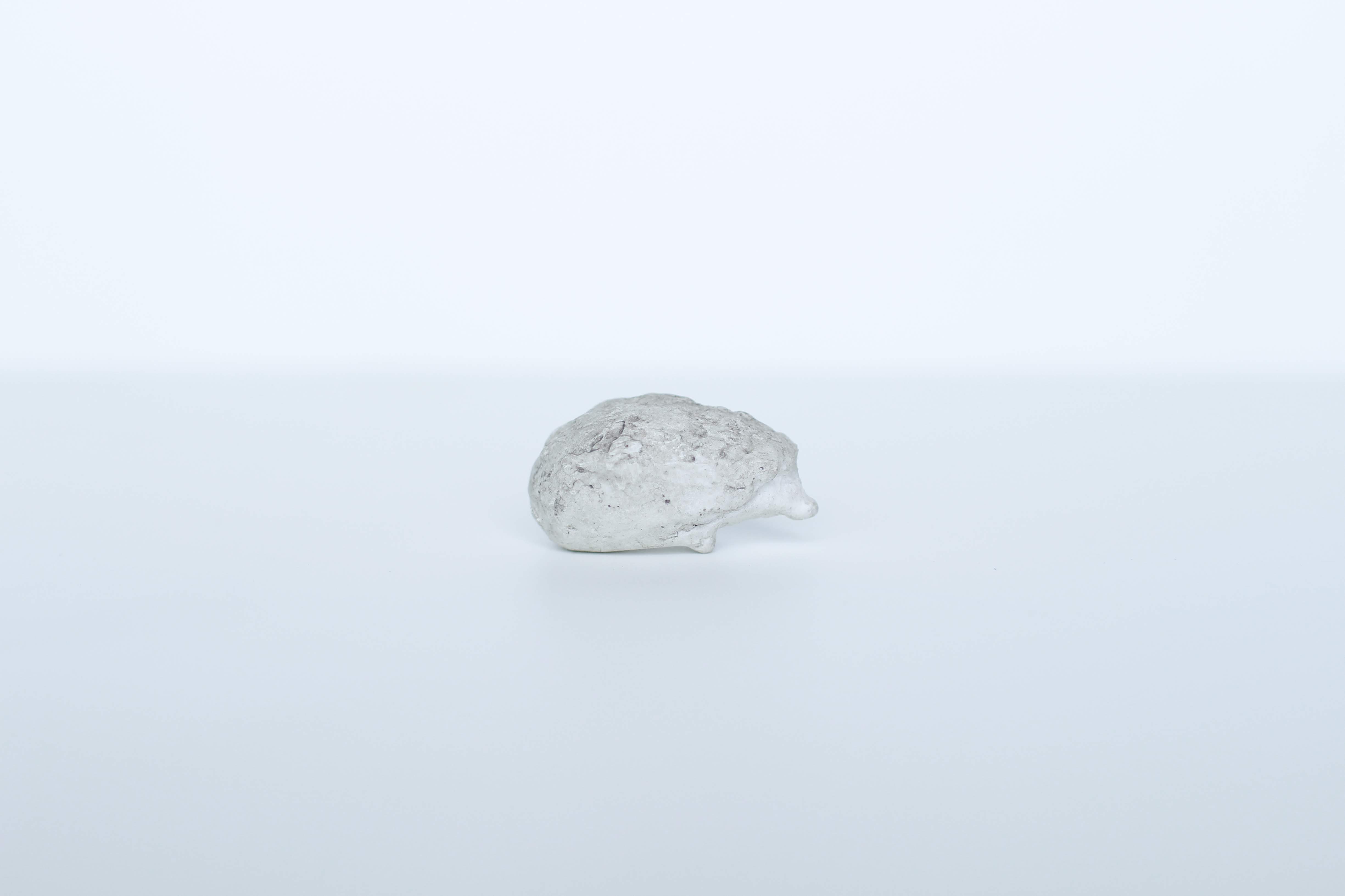 未草による小さなはりねずみの横顔