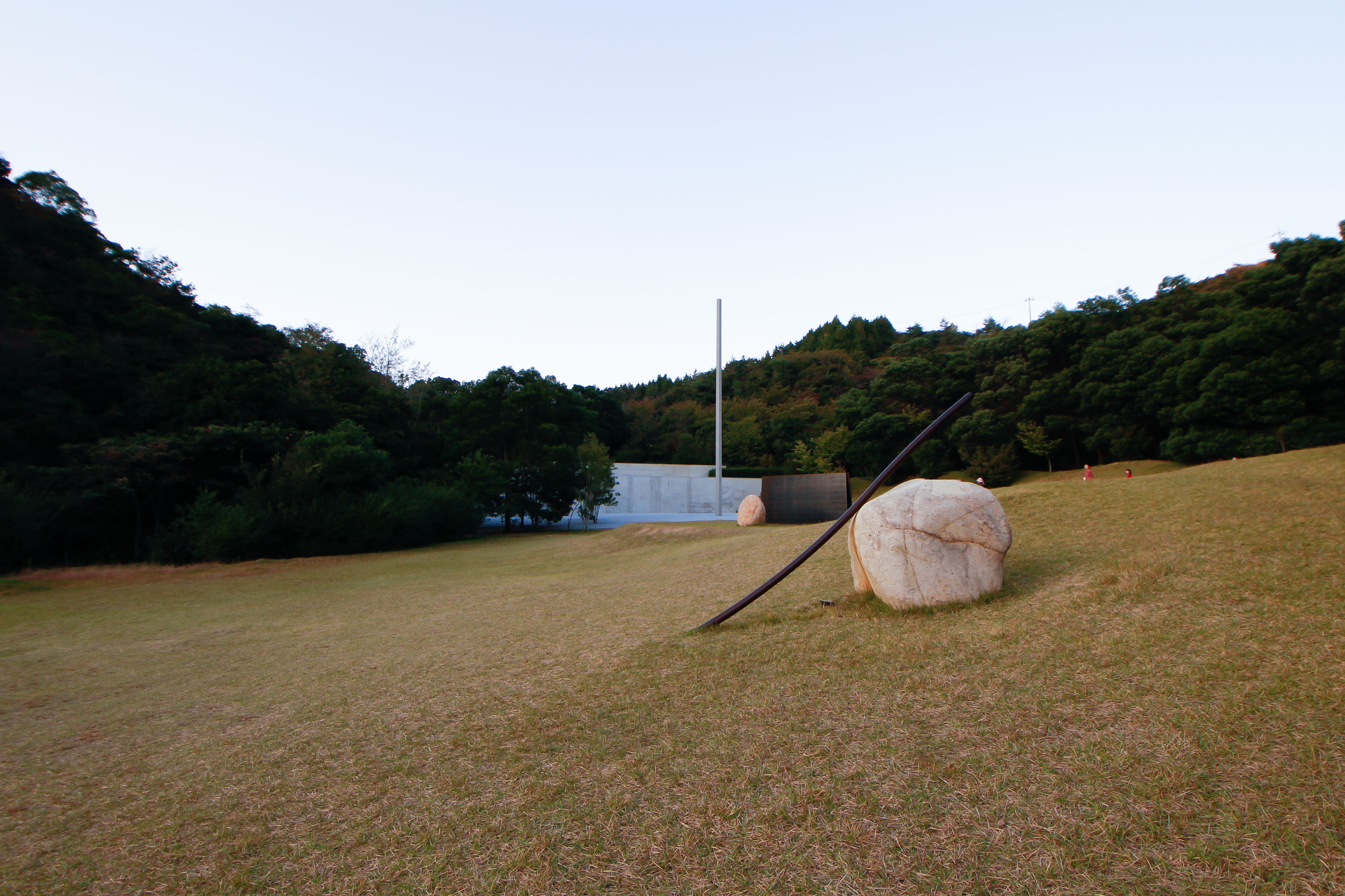 丘の上から見た李禹煥美術館の屋外作品