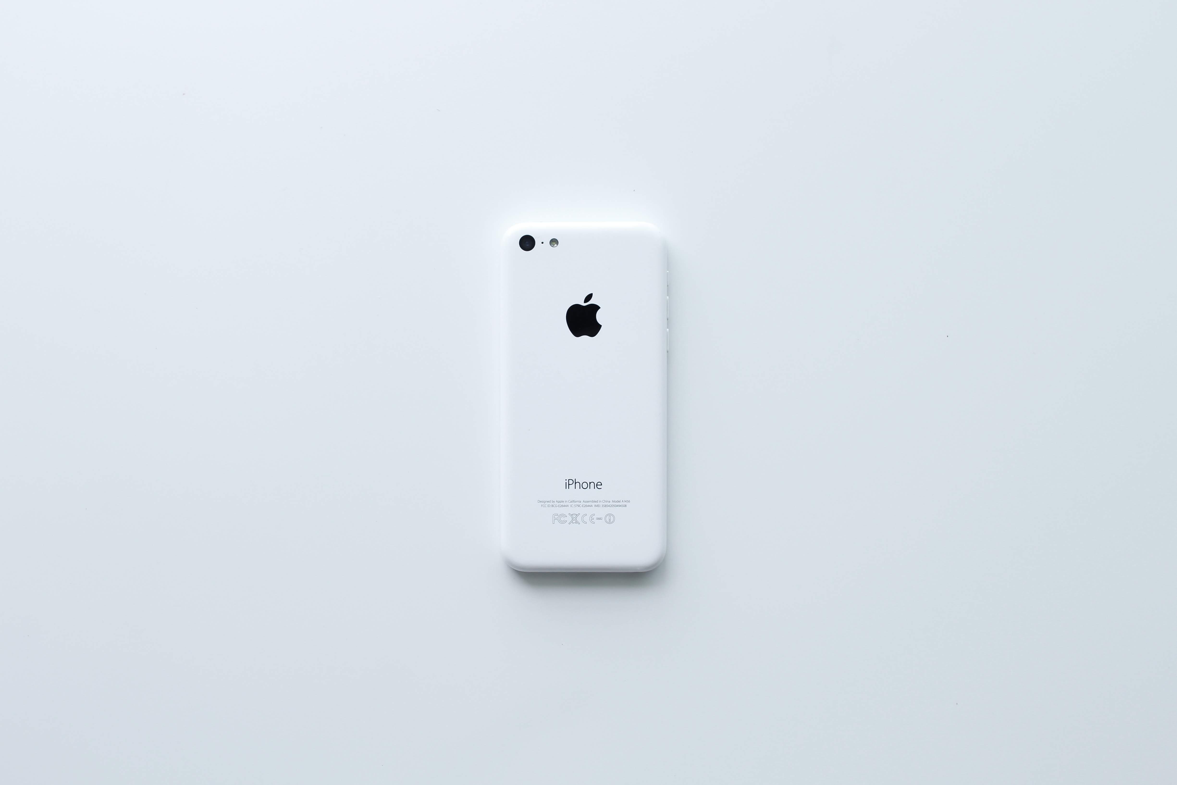 背面から見た白い iPhone 5c