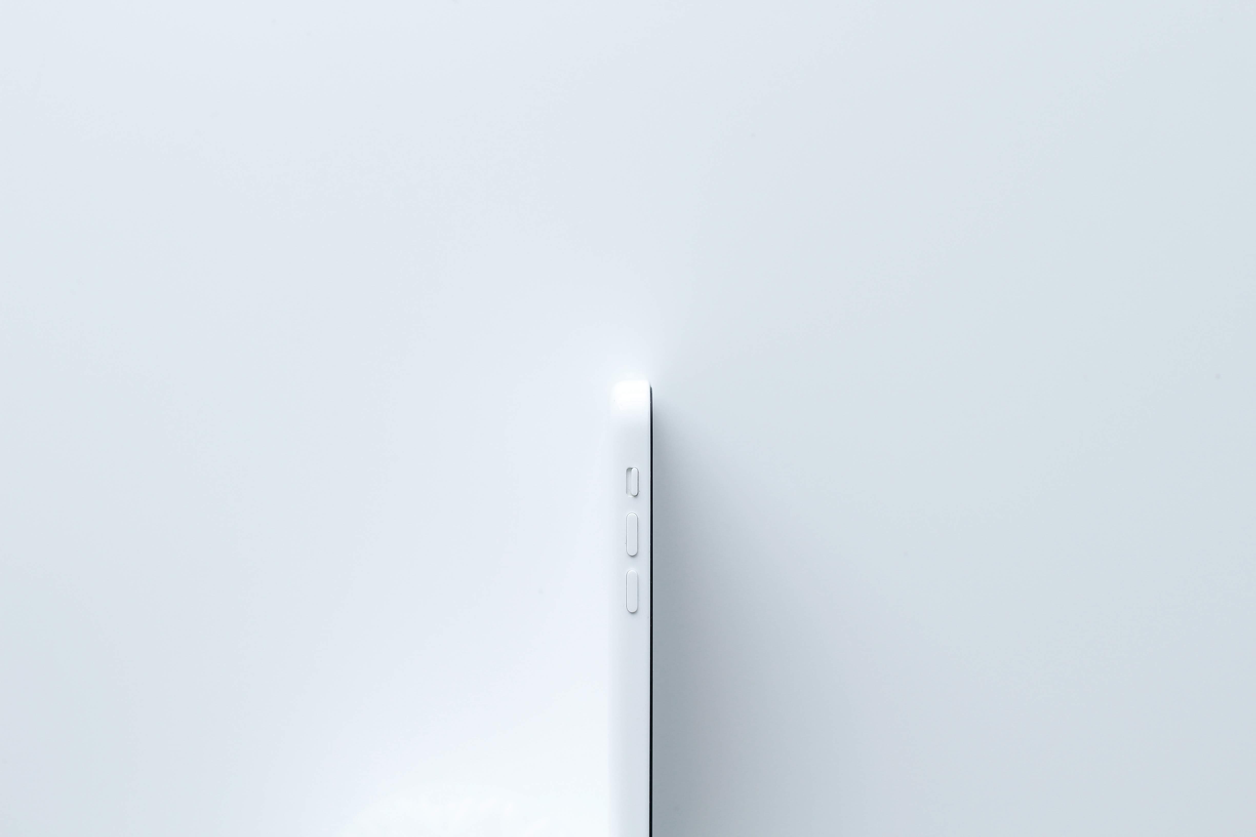 余白のなかに置かれた白い iPhone 5c