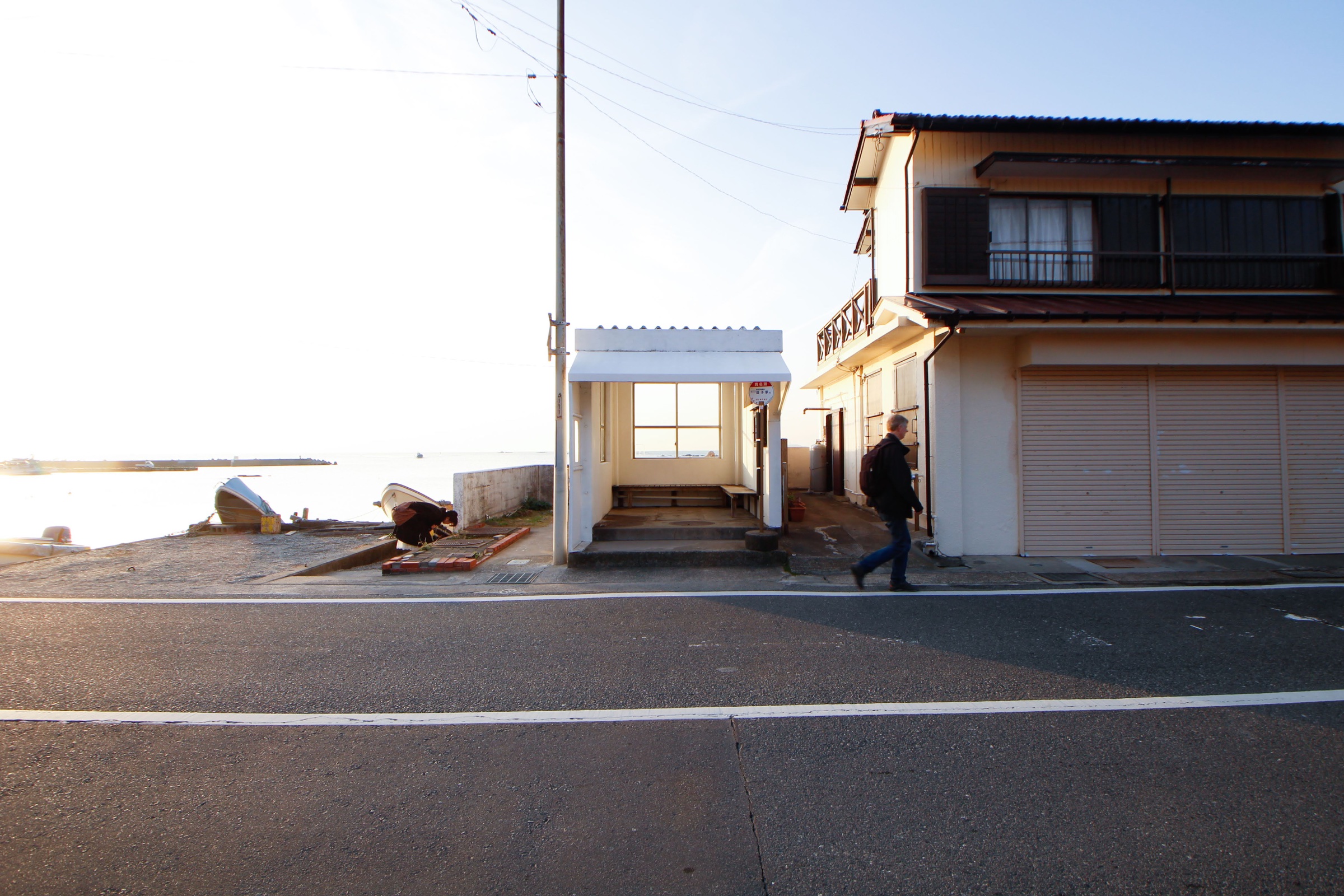葉山の真名瀬海岸にある白い小さなバス停