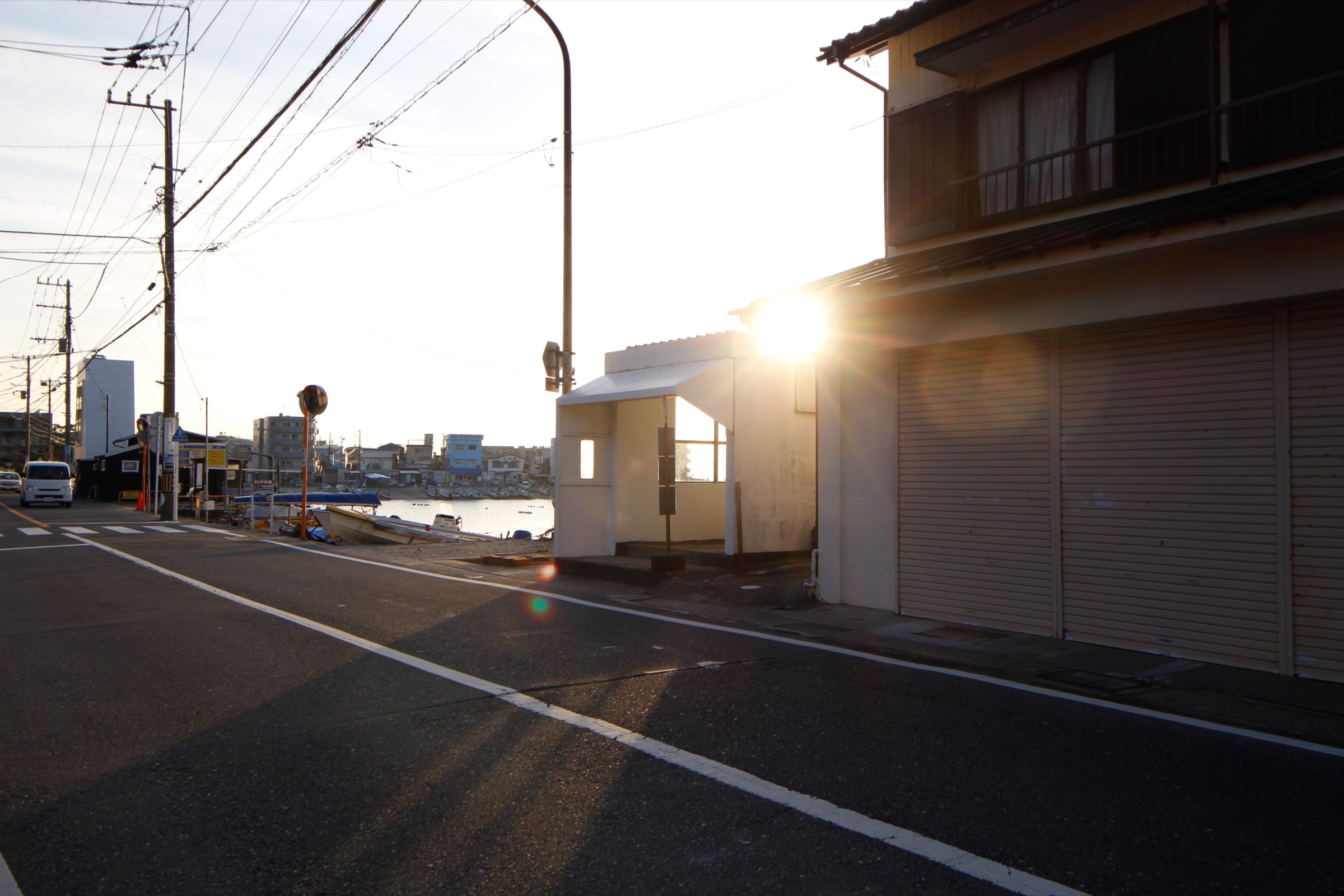 海岸沿いの道路と真名瀬のバス停