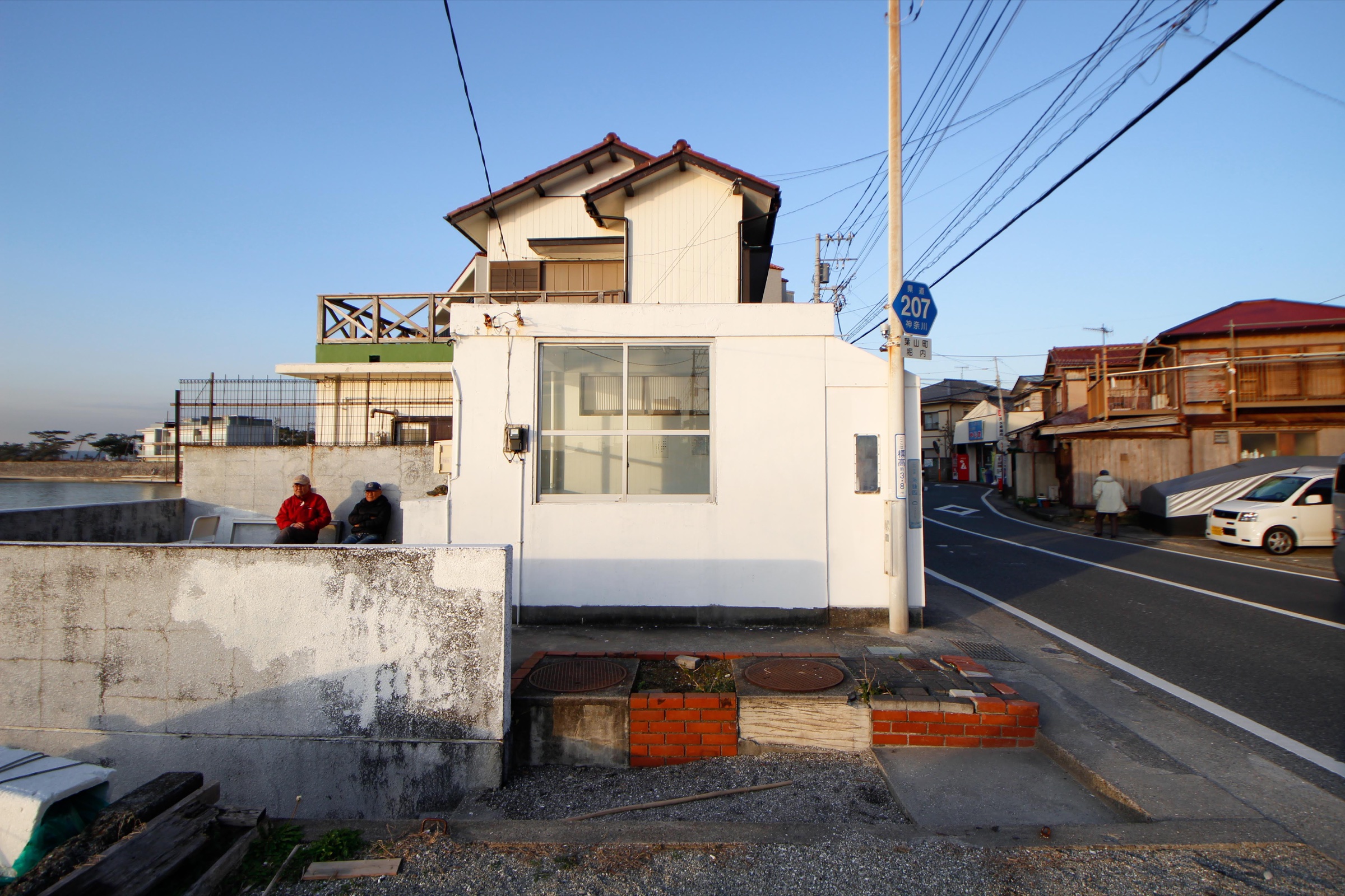 真名瀬のバス停の裏側と海岸