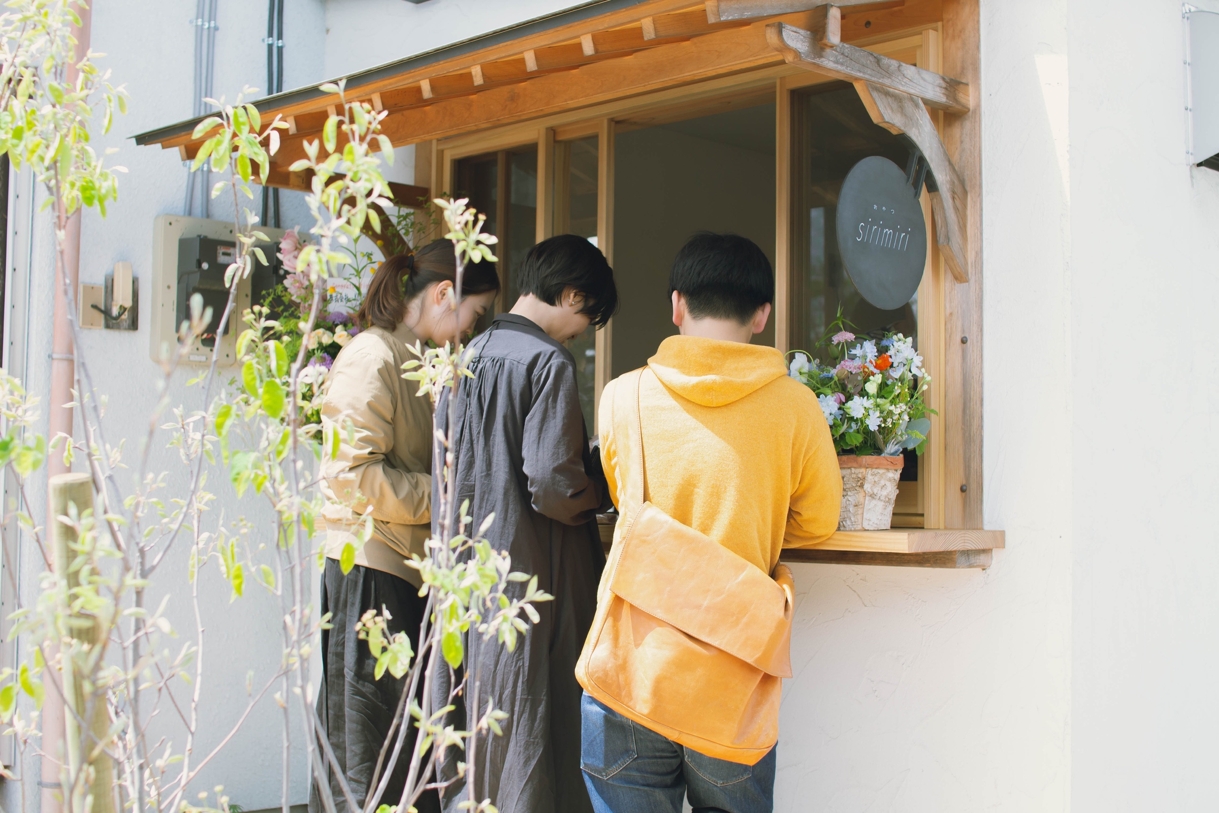 おやつsirimiriの店先に集う人々