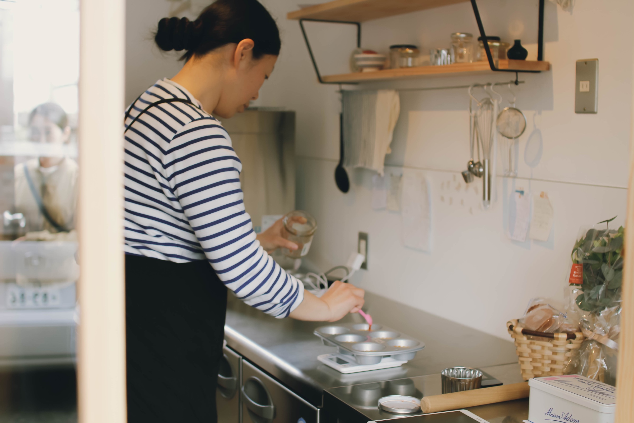 木の棚と照明がある小さな店内
