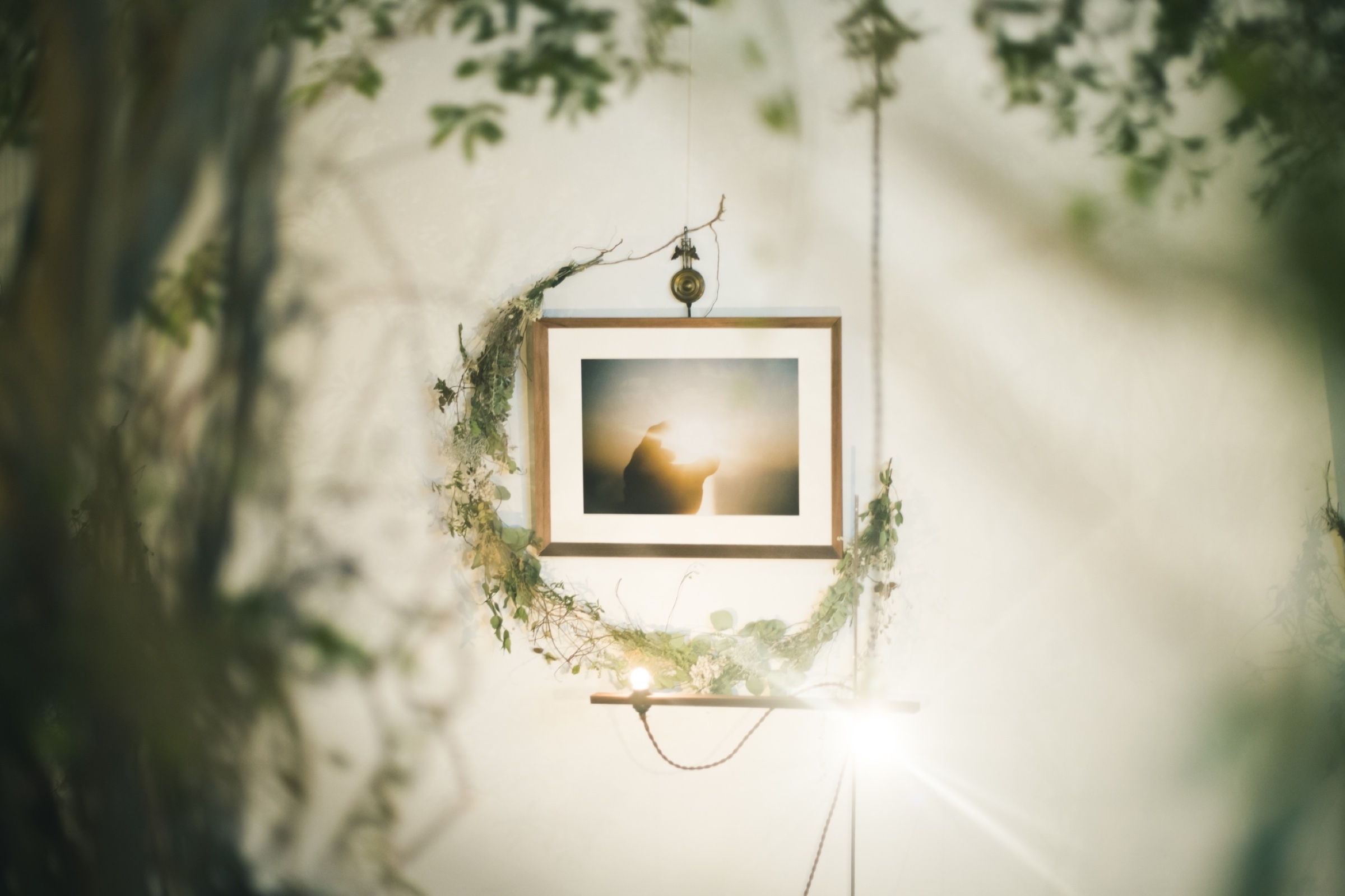 展示空間に置かれた灯りと写真作品